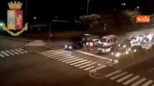 Lite in strada, sputi e calci al poliziotto fuori servizio: in arresto due uomini