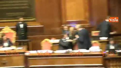 Vaccini, bagarre in aula al Senato tra Pd e Casellati