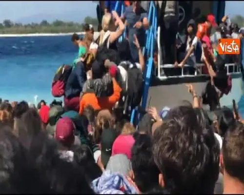 Terremoto Indonesia, l'assalto dei turisti al traghetto per fuggire dalle isole Gili