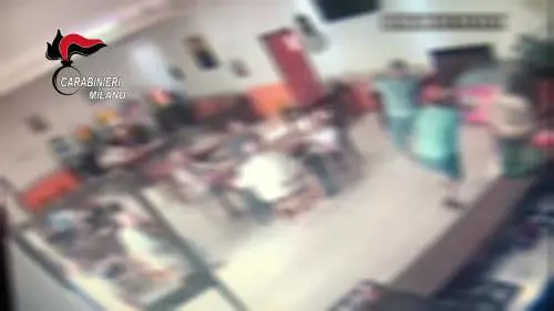 Milano, la furia dei fratelli Toce che aggrediscono i titolari di un bar