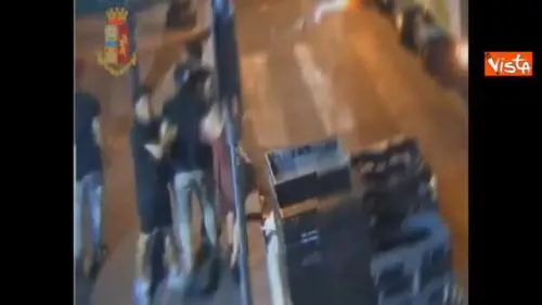 Calci e pugni per derubare i passanti: la furia dei nordafricani