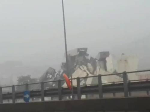 Genova, crolla il ponte sulla A10: il video choc