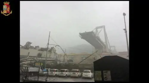 "Manca il ponte": il video del crollo a Genova