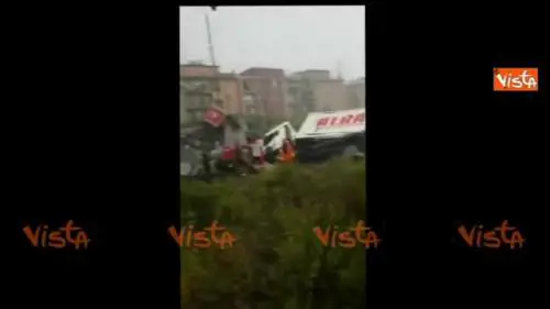 Genova, i primi soccorsi sul luogo del crollo del ponte