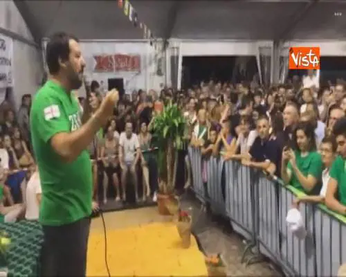 Blitz della contestatrice: Salvini la zittisce così