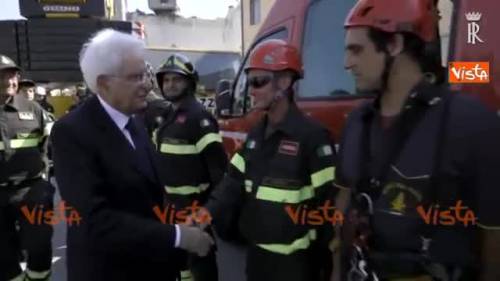 Mattarella saluta i soccorritori di Genova