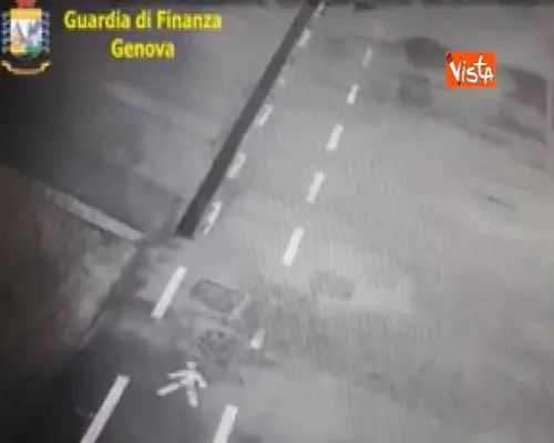 Ponte Morandi, il momento del crollo ripreso da una telecamera di sicurezza 
