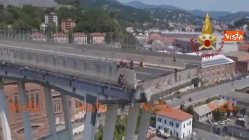 I Vigili del Fuoco al lavoro sul baratro del ponte Morandi