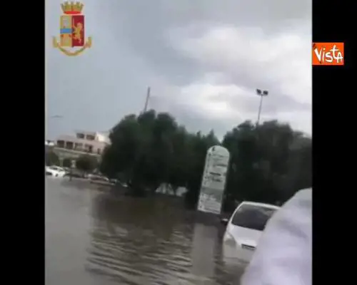 Polizia salva bambino intrappolato in macchina dopo nubifragio a Grottaglie in Puglia 