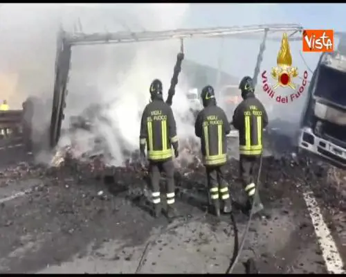 Tir in fiamme dopo scontro con auto in A1