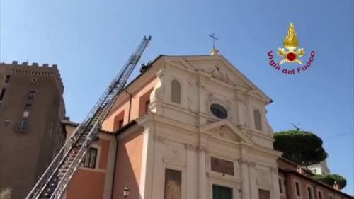 Roma, crolla tetto di San Giuseppe dei Falegnami: l'intervento dei Vigili del Fuoco