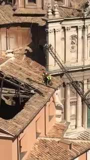 Roma, crollo nella chiesa di San Giuseppe dei Falegnami: i vigili sul tetto