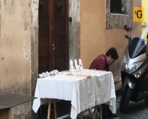Degrado a Roma: il suk davanti all'ex sede del Pd