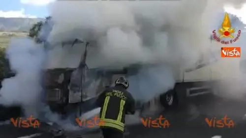 Tir carico di ecoballe in fiamme sull'A16