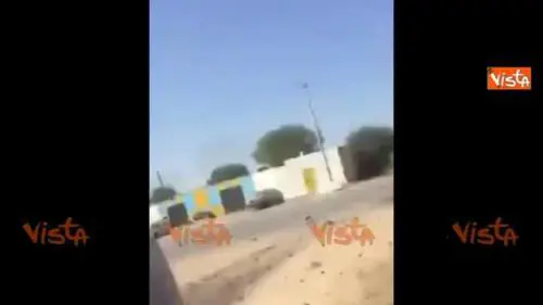 Libia, guerriglia urbana a Tripoli, bruciano le macchine in città