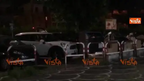 Lascia rifiuti ingombranti in strada a Roma, la video denuncia 