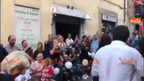 Salvini acclamato da migliaia di persone al suo arrivo a Viterbo