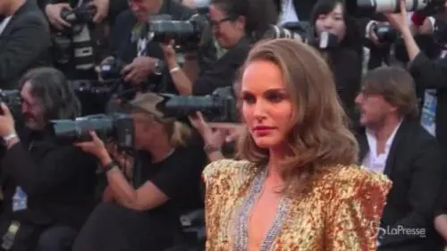 Venezia, sul red carpet brilla la stella di Natalie Portman