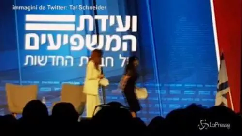 La giornalista le chiede di Bill Clinton, Monica Lewinsky lascia il palco sdegnata