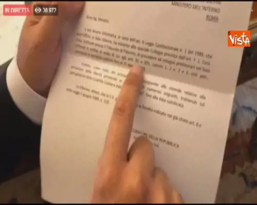 Salvini legge in diretta FB la lettera della Procura di Palermo: ''Interrogatemi domani''