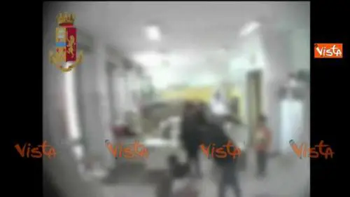 Alessandria, la bimba non vuole stare seduta e le maestre la strattonano