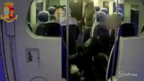 Tre giovani rapinatori in azione sul treno Napoli-Caserta