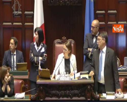 Milleproroghe, Fraccaro pone la fiducia. Bagarre in aula
