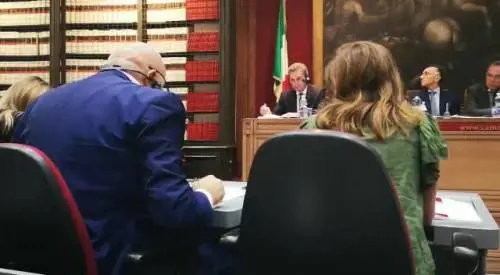 Ue, Crosetto regala la Costituzione italiana a Günther Oettinger