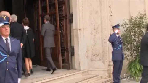 Commemorazione Marchionne: l'arrivo in chiesa di John Elkann e Mike Manley