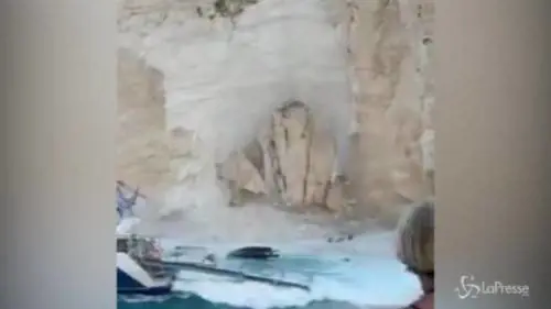 Paura su una spiaggia a Zante: crolla parte della scogliera