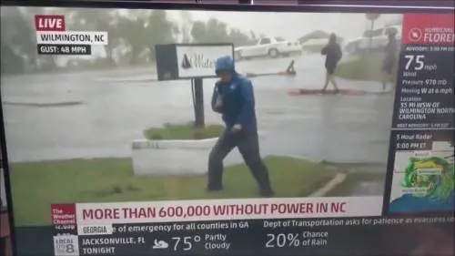 Reporter sbeffeggiato in rete, simula di resistere a fatica al vento 