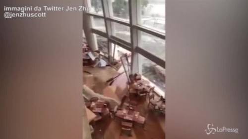 Tifone Mangkhut a Hong Kong, l'acqua sfonda le vetrate di un hotel