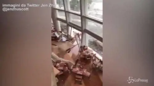 Tifone Mangkhut a Hong Kong, l'acqua sfonda le vetrate di un hotel