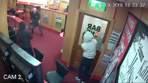 Nonnino disarmato affronta e mette in fuga 3 rapinatori