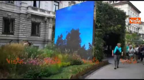 Milano, piazza della Scala si trasforma in un giardino per la Fashion Week