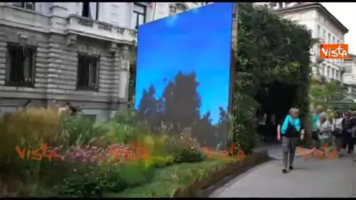 Milano, piazza della Scala si trasforma in un giardino per la Fashion Week