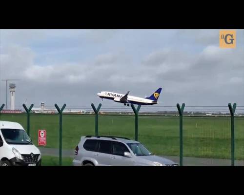 Troppo vento: aereo Ryanair rinuncia all'atterraggio a pochi metri dal suolo