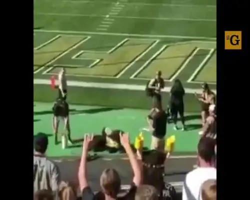 Mascotte si spara nelle "parti basse" per sbaglio