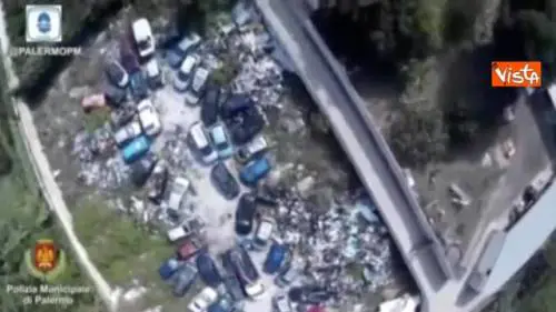 Il cimitero abusivo delle auto a Palermo