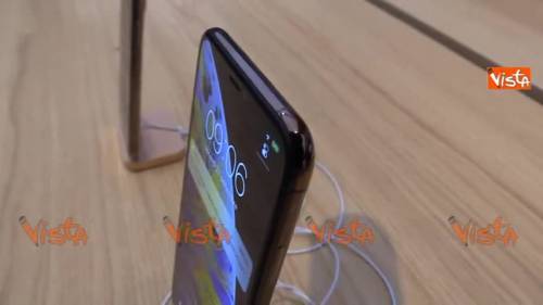 iPhone Xs mania a Milano, Vitaly il primo ad entrare