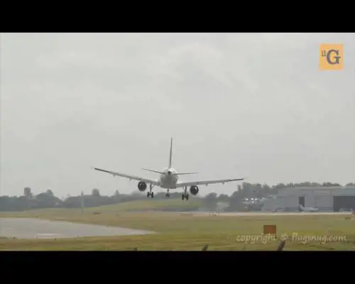 Pilota tenta un atterraggio impossibile ma all'ultimo ci ripensa