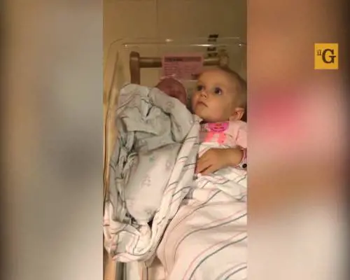 Bimba superprottettiva con la sorellina neonata