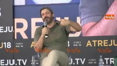 Fico e il pugno alzato, alla platea di Fdi spiega com'è andata