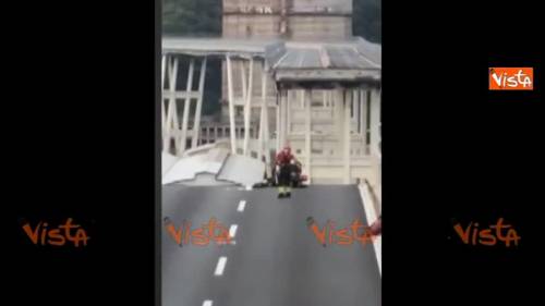 Uomo in bilico sul baratro di ponte Morandi, il salvataggio dei vigili del Fuoco