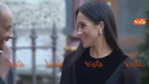 Meghan Markle sfida il protocollo, si chiude la portiera dell'automobile da sola