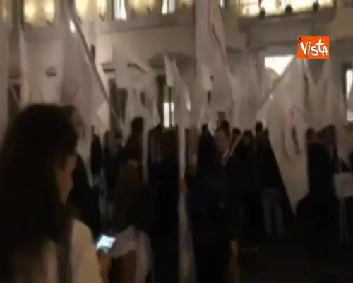 Manovra, Flash-mob dei parlamentari del M5s davanti Palazzo Chigi