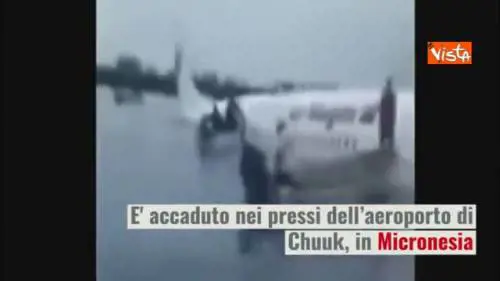 Aereo di linea manca la pista d'atterraggio e finisce in mare