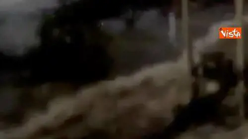 Tsunami in Indonesia, il momento in cui l'onda inghiotte la città di Palu