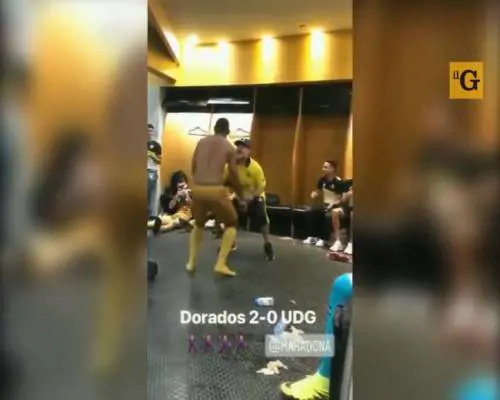 Maradona balla negli spogliatoi dopo il gol al 95°