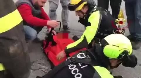 Calabria, vigili del fuoco soccorrono una donna